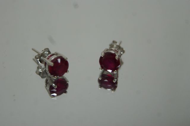 Null Pair of silver earrings, set with rubies. Gross weight : 1,97 g