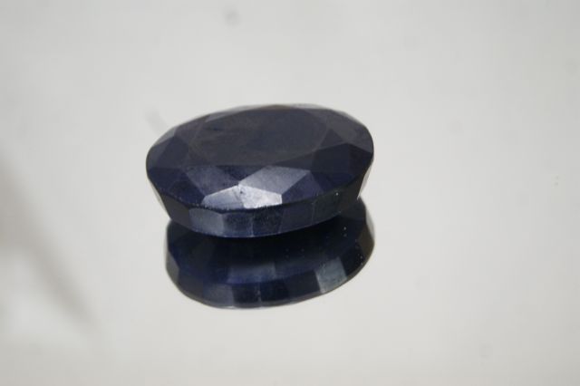 Null Saphir bleu, ovale. 391,40 carats. Avec son certificat.