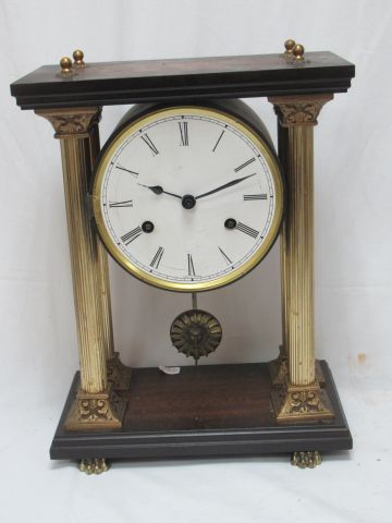 Null Reloj de pórtico de latón y madera con su péndulo, h: 23. 26x15 cm. El cris&hellip;