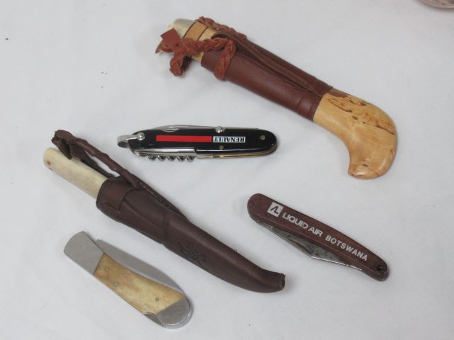 Null 一套木制、牛角和树脂刀，包括笔刀和多功能刀。