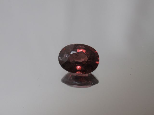 Null 椭圆形深橙色粉红锆石

重量：2,16克拉左右