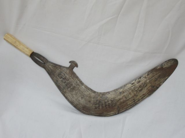 Null 非洲（？）金属和象牙的镰刀。长度： 51 cm