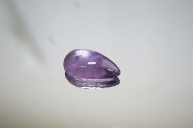 Null 紫水晶，梨子。28.45克拉。有了它的证书。