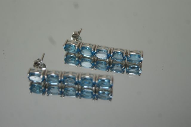 Null Pair of silver earrings, set with topazes. Gross weight : 6,8 g