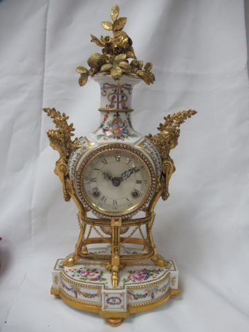 Null 瓷器和镀金铰链钟。为玛丽-安托瓦内特制作的时钟的复制品，收藏在维克多-阿尔伯特博物馆。路易十六的风格。高度：41厘米