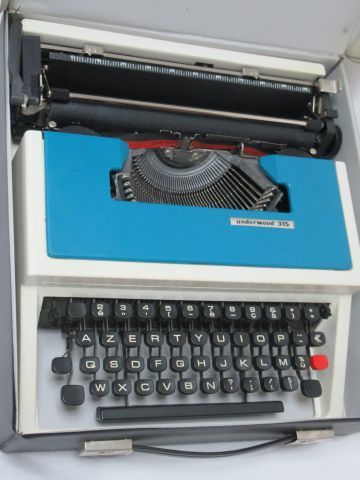 Null UNDERWOOD Machine à écrire, modèle 315 en résine et métal. Long.: 28 cm Cir&hellip;