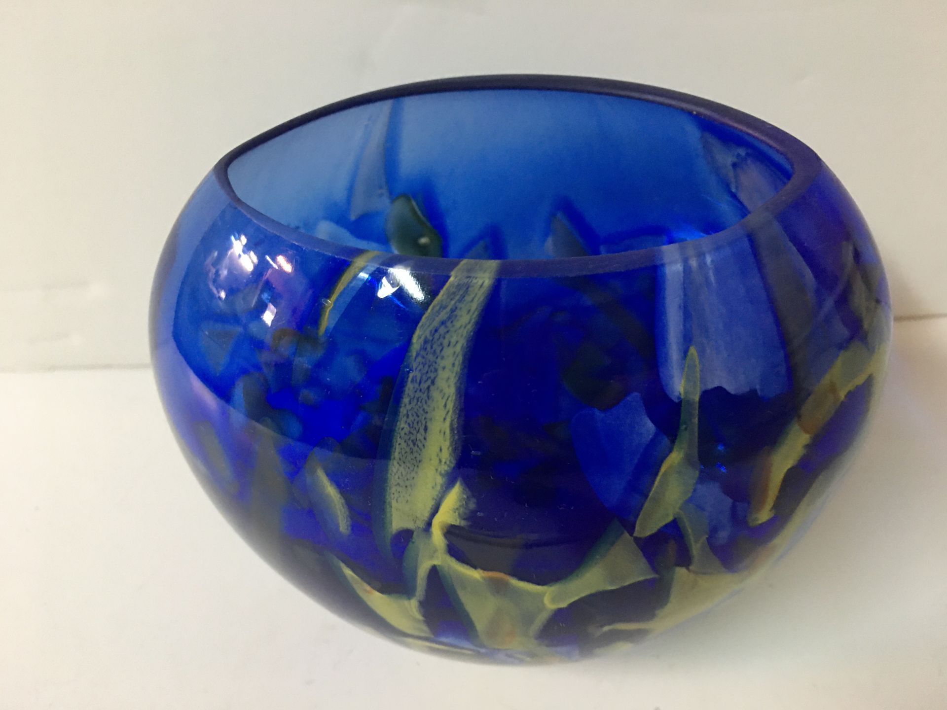 Null LA ROCHERE - 漂亮的蓝色玻璃花瓶，有黄色和白色的铸件，14x10厘米，高12厘米（颈部可能是地面）。