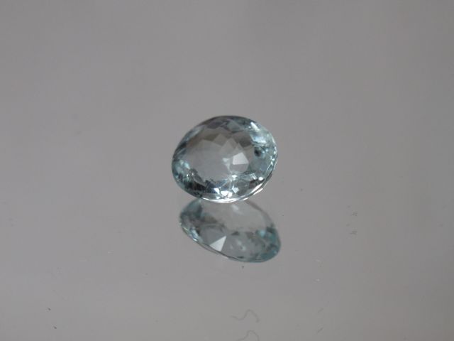 Null 椭圆形海蓝宝石，纸质

重量：1,70克拉左右