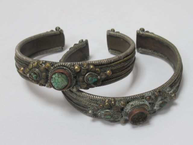 Null TIBET Lot de deux bracelets en métal et pierres dures (manque à l'un). (usu&hellip;