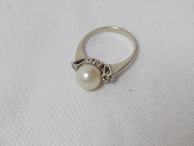Null 14K白金戒指，镶有一颗养殖珍珠和两颗小钻石。毛重：2.36 g TDD 47