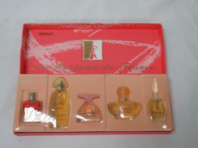 Null Satz von 5 Miniaturen von Parfüms "Parfums de France". In ihrer Box.