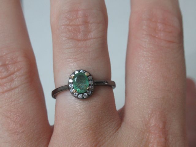 Null 黑色镀铑的925/1000银戒指上镶嵌着一颗椭圆形的祖母绿，周围是白色宝石的微型铺垫。

绿宝石被镶嵌在一个4爪的vermeil表圈中。

尺寸54
&hellip;