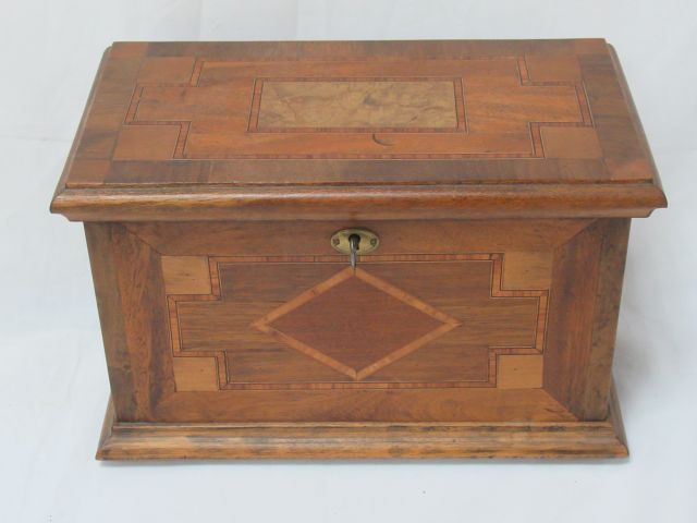 Null Caja de madera con incrustaciones. 15 x 26 x 14 cm Con llave.