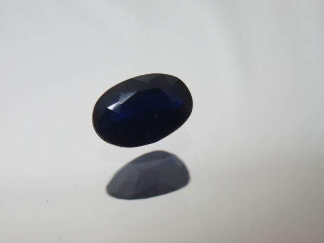 Null Saphir bleu, 1,31 carats. Avec son certificat.