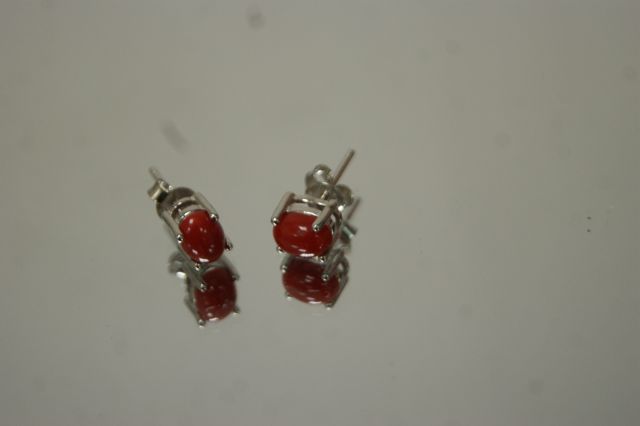 Null Pair of silver earrings set with coral cabochons. Gross weight : 1,48 g