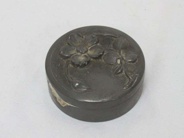 Null Small round tin box. Art nouveau model. Signed Prévot. 6 cm
