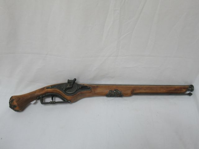 Null Reproduction of an antique gun in wood and metal. 60 cm