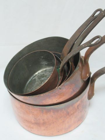 Null LES GRANDS MAGASINS DU LOUVRE Series of 5 copper pans. 16-27 cm