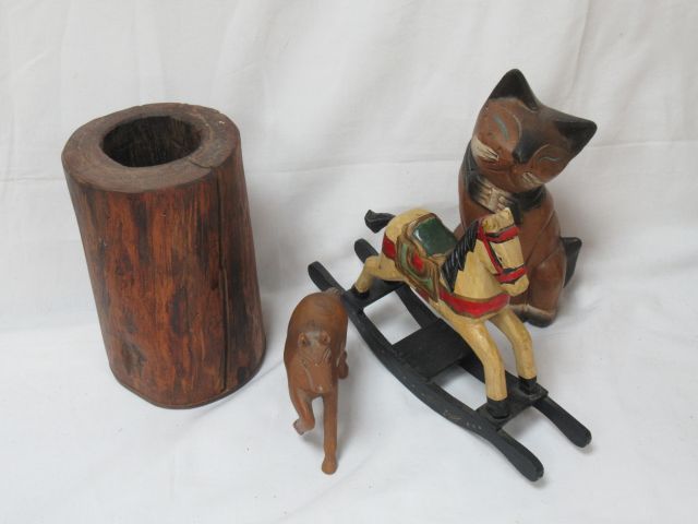 Null Lot en bois, comprenant un cheval à bascule miniature, un chat, un cheval e&hellip;