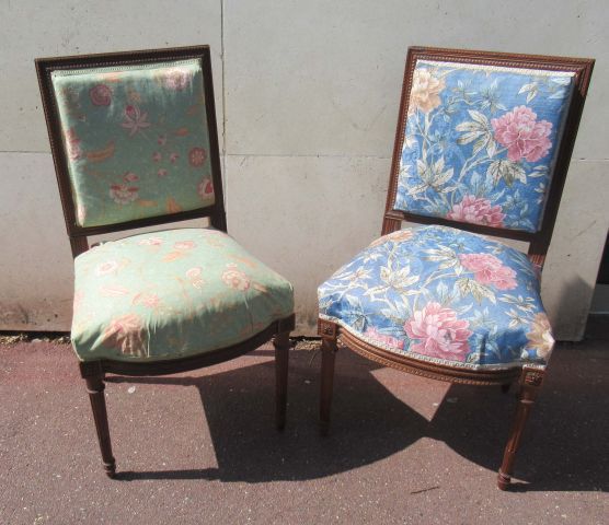 Null 一对天然木材的椅子。路易十六的风格。花卉织物装饰（不同的）。