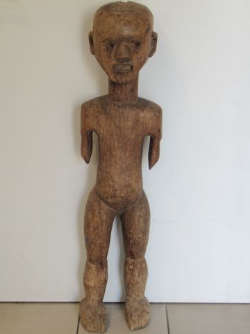 Null AFRICA Large wooden sculpture of a male figure. Height: 104 cm