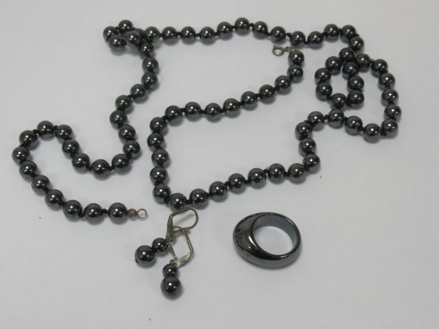 Null 硬石套装，包括一条项链，一对吊坠和一个戒指。