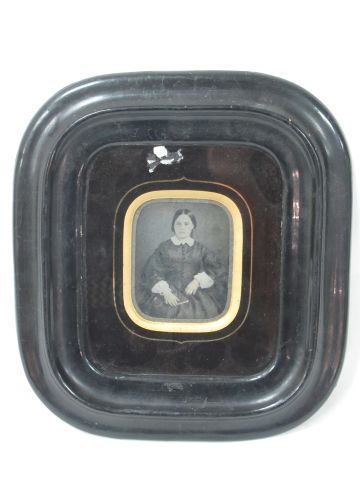 Null 一张19世纪末的年轻女子的古董照片（珠宝已用黄金强化），用拿破仑三世时期的黑木头装裱。 32 X20厘米