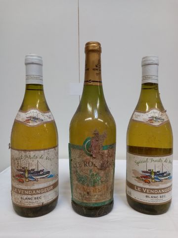 Null Set of 3 bottles :

1 old bottle. White wine. Henri Maire. No vintage

2 ol&hellip;