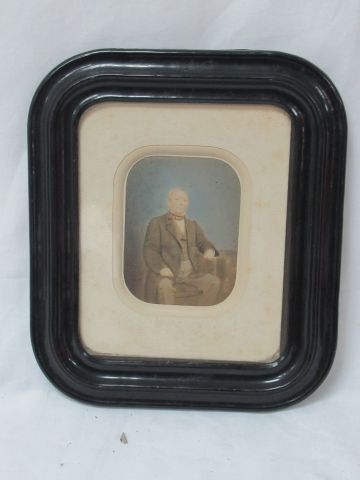Null 
KIPS DE COPPIN 熏黑的木框，内有一张老照片（增强）。27 x 23 cm