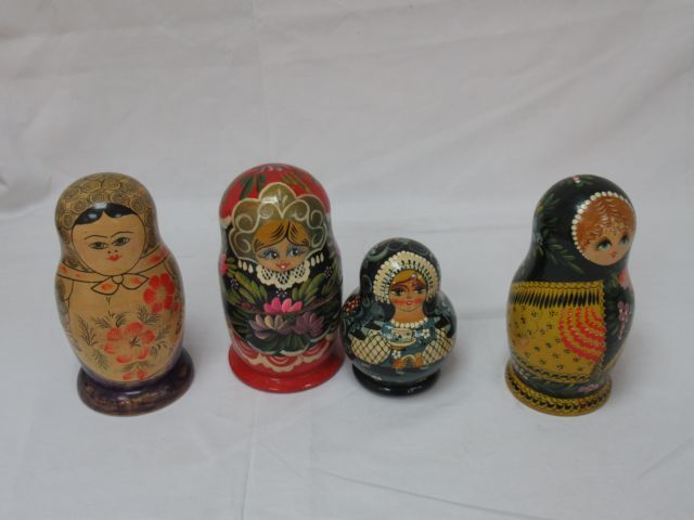 Null Set of 4 Russian dolls. Height: 12-17 cm (missing elements)