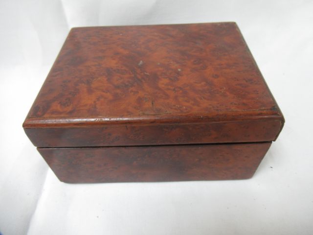 Null Small elm burl veneer case. Length: 13 cm (wear)