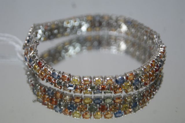 Null Bracelet en argent, serti de saphirs multicolores. Poids brut : 23,66 g