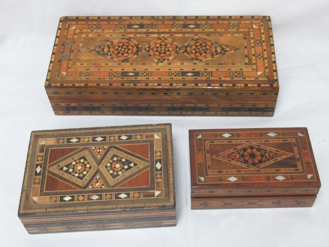 Null SIRIA Set di tre scatole in legno intarsiato. 12-24 cm