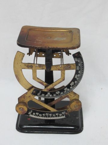 Null Letter scale in lacquered metal and brass. Height: 16 cm (wear)