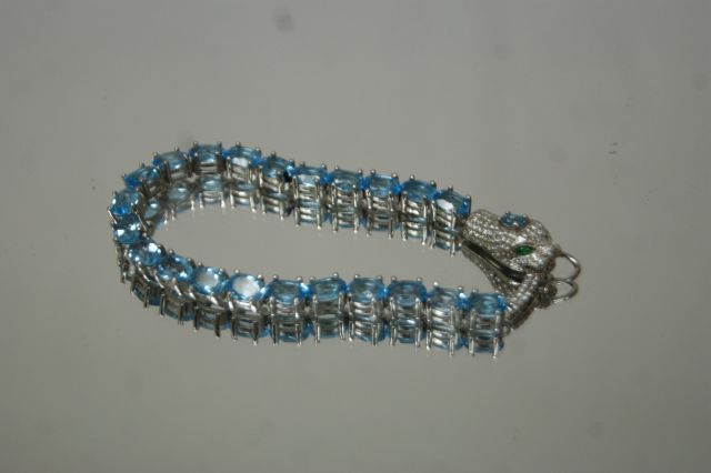 Null Silberarmband, besetzt mit blauen Topasen. Schließe in Form eines Katzenkop&hellip;