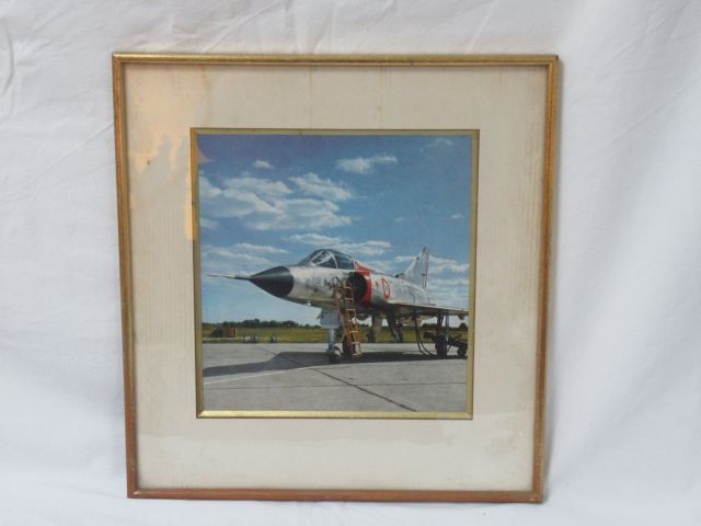 Null Modernes Foto eines Mirage-Flugzeugs. 20 X 20 cm. Gerahmt unter Glas