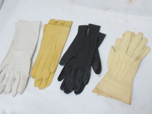 Null NEYRET一对女士白手套。尺寸6,5。两副皮手套（7/4号）和一副棉质手套。约1960/70年。