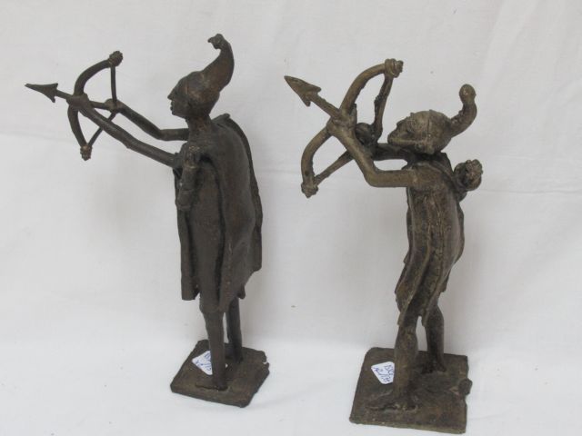 Null Satz von zwei Bronzefiguren, die Bogenschützen darstellen. 24 cm