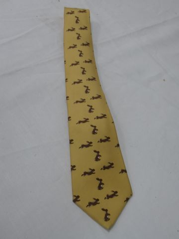 Null HERMES Cravatta in seta, decorata con conigli. (piccole macchie)