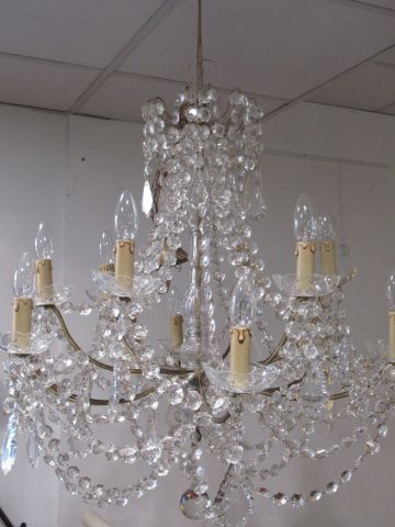 Null Imponente lampadario in regule dorato, decorato con pendenti di cristallo. &hellip;