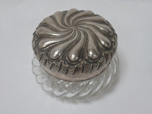 Null Box in moulded crystal and silver plated metal. Diameter: 11 cm