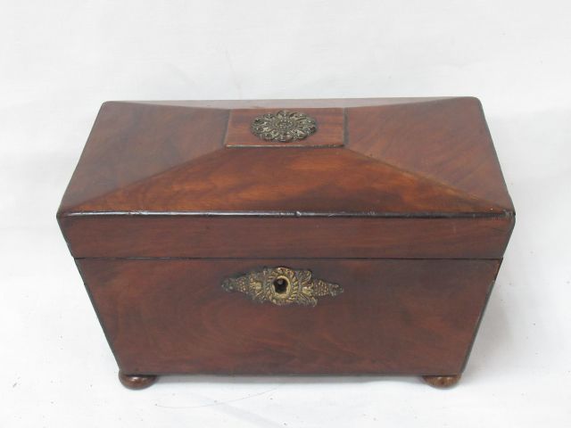 Null 木皮茶盒。钥匙孔和鎏金铜制图章。18世纪末至19世纪初。11 x 21 x 11厘米（有些凹陷，盖子丢失）。