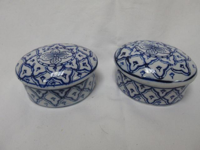 Null Coppia di scatole in porcellana bianca e blu. 8 cm