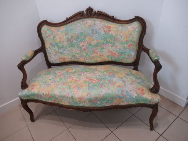 Null 雕花木质双座长椅，采用花卉面料装饰。路易十五风格，20世纪的作品。长度：120厘米