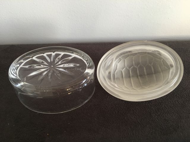 Null 小型模制玻璃盒。盖子上有一只乌龟，用磨砂玻璃制成。 7x5cm 高6cm