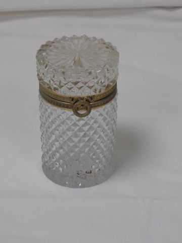 Null Scatola cilindrica in cristallo tagliato e metallo dorato. Altezza: 12 cm