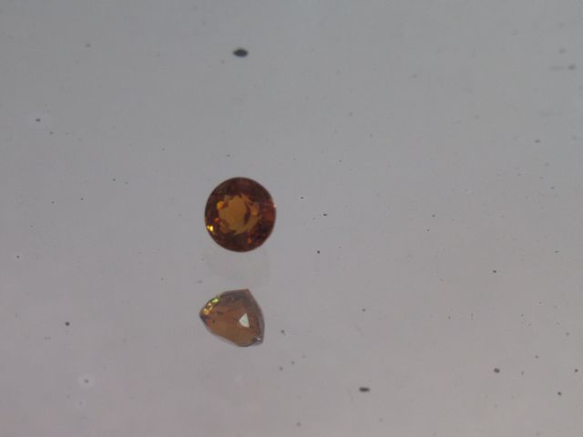 Null Garnet on paper of oval size. 

Weight : 1,78 ct approx.