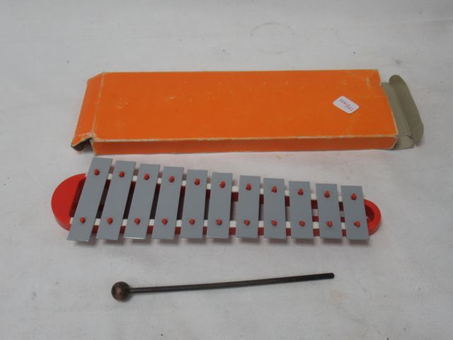 Null Xylophone en métal et résine. L : 28 cm. Curca 1970. Dans sa boîte.