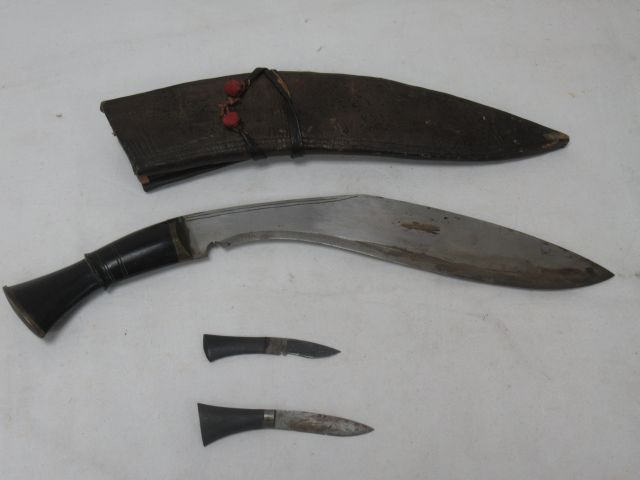 Null 尼泊尔 匕首在皮革刀鞘中，长42米。