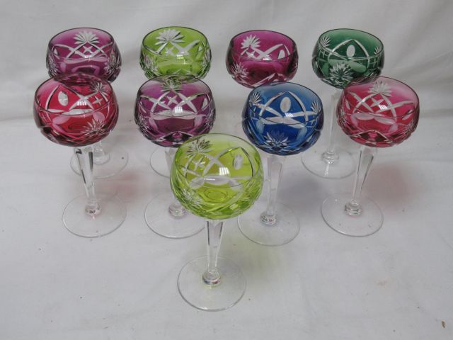 Null Série de 9 verres en cristal de Bohême coloré. Haut.: 18 cm